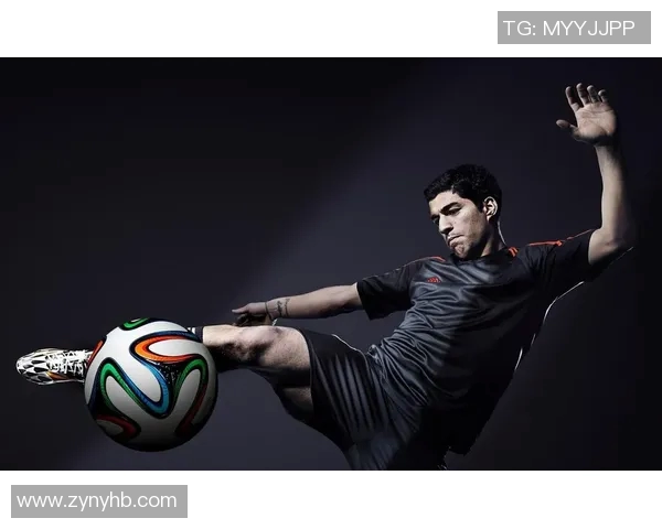 足球明星黑色衬衫女展现时尚魅力与运动精神的完美结合